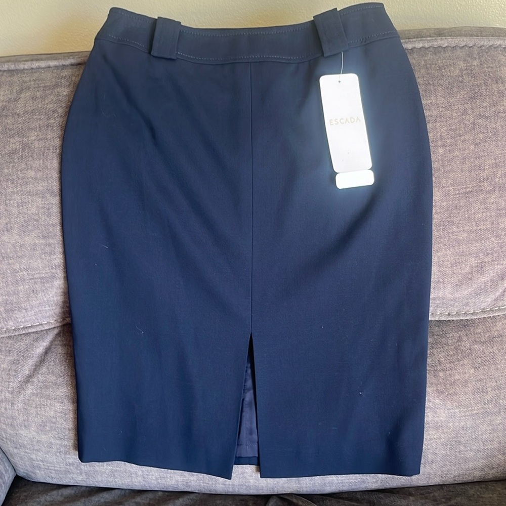 NWT Escada Rock Skirt. Navy blue size 6